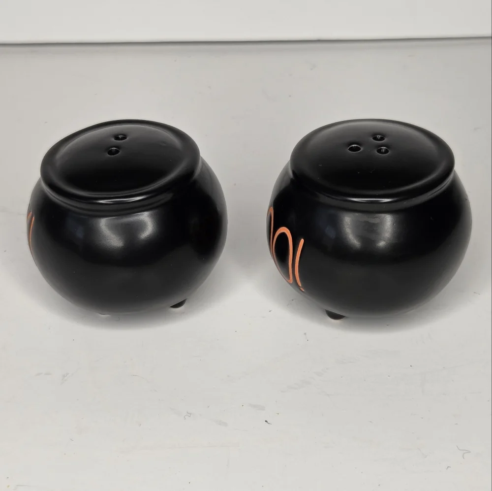 Rae Dunn Black‎ Halloween Cauldron Salt and Pepper Shakers BOO and EEK